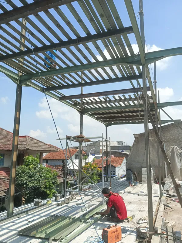 Rangka kanopi baja terpasang di rooftop rumah oleh Bengkel Las Bandung